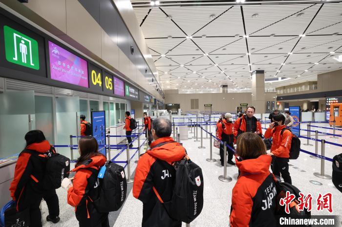 哈尔滨机场迎来亚冬代表团返程高峰 出港规模超