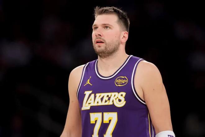 湖人客场力克火箭 詹姆斯独揽30分东契奇末节爆