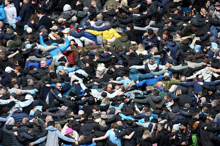 哈兰德帽子戏法助曼城逆转利物浦