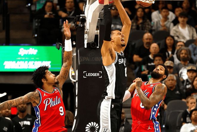 文班亚马肋骨挫伤退出比赛 NBA高强度对抗成常态