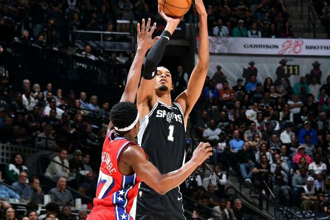 文班亚马肋骨挫伤退出比赛 NBA高强度对抗成常态