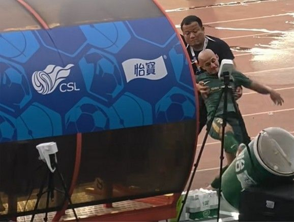 浙江外援米特里策赛后失控踹翻水桶引争议