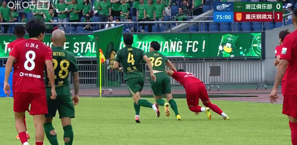 浙江外援米特里策赛后失控踹翻水桶引争议