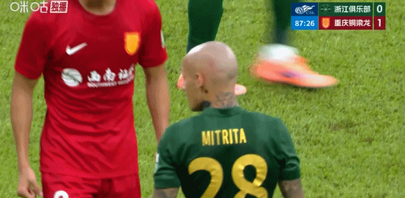 浙江外援米特里策赛后失控踹翻水桶引争议