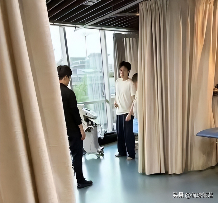 王楚钦夺冠后突赴医院治疗 揭秘职业运动员的伤